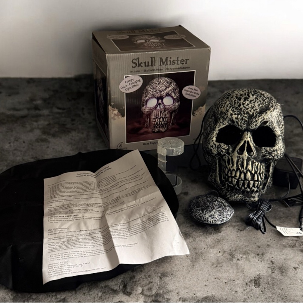 Halloween Spooky Skull Mister Fogger Light Up Colour Changing Smoke Machine Prop